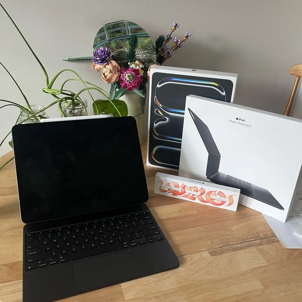 FIRST BUYER CANCELLED - Apple iPad Magic Keyboard with Black and White Packaging